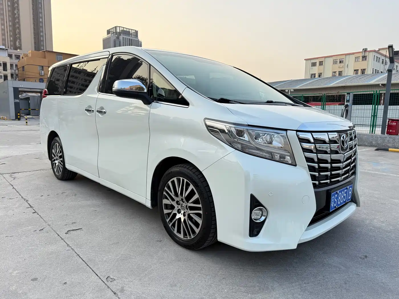 Toyota Alphard 2018 3.5L Luxury фото 3