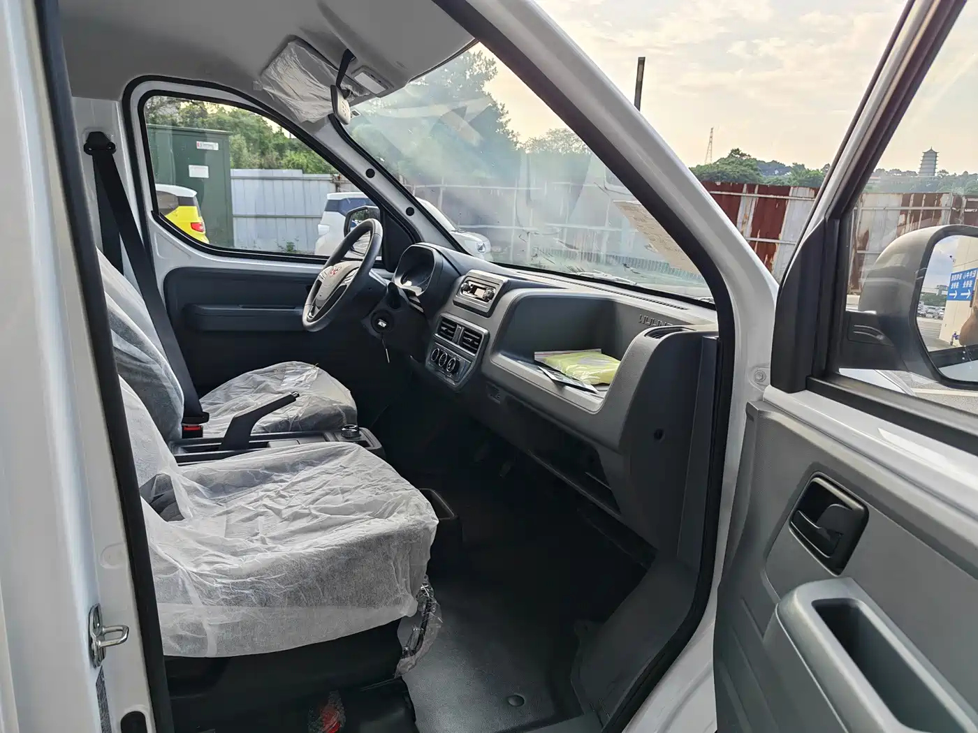 Wuling Motors Wuling Yangguang 2026 2026 Model 440km Passenger Van Comfort Version (6-Seater)