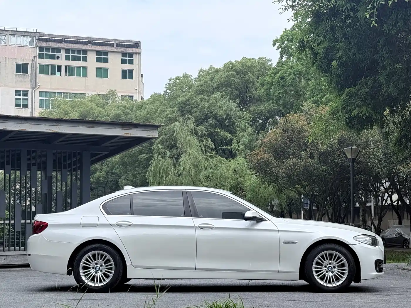 BMW 5 Series 2014 525Li Leading фото 14