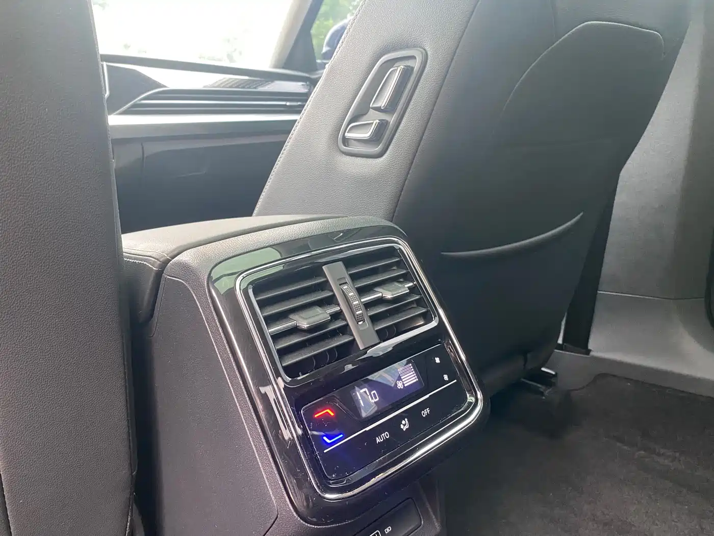 Volkswagen Passat 2022 330TSI Starlight Luxury Edition фото 16