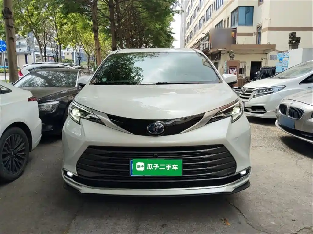 Toyota Sienna 2023 2.5L Hybrid Premium Edition фото 3