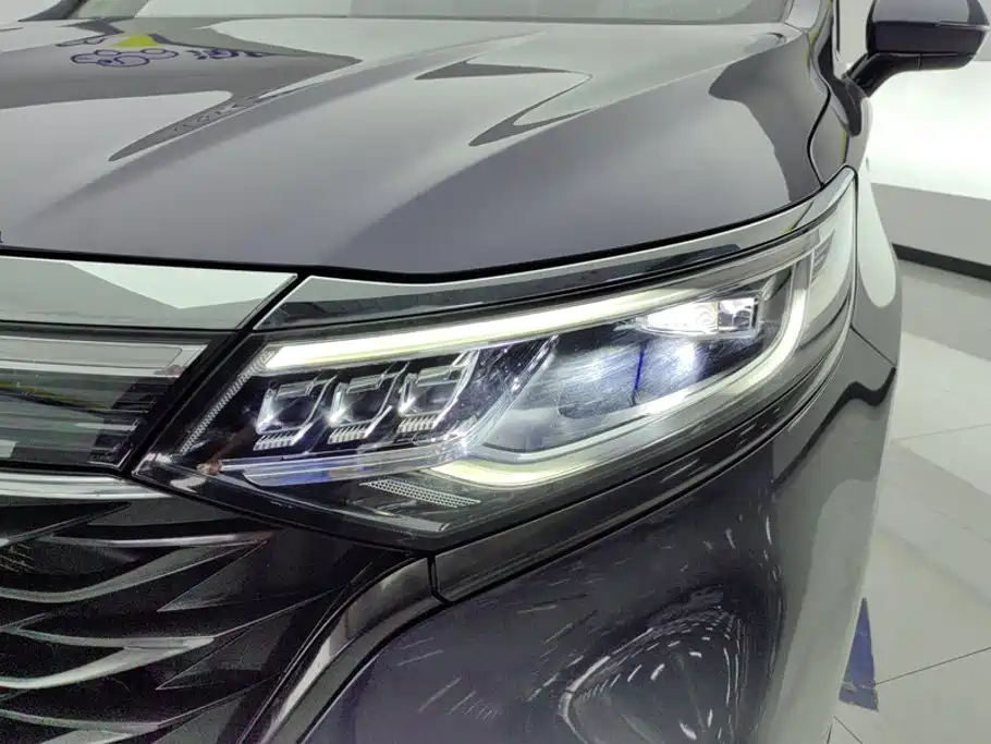 Фото 5 - Roewe iMAX8