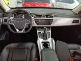 Фото 10 - Geely Atlas