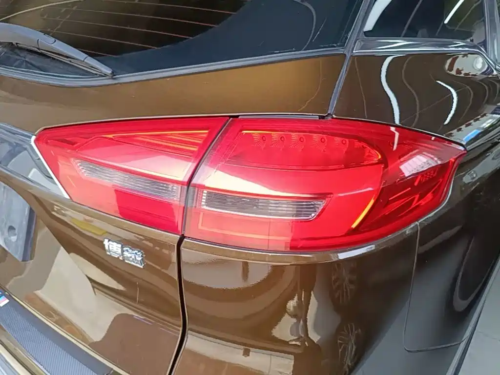 Фото 8 - Geely Atlas
