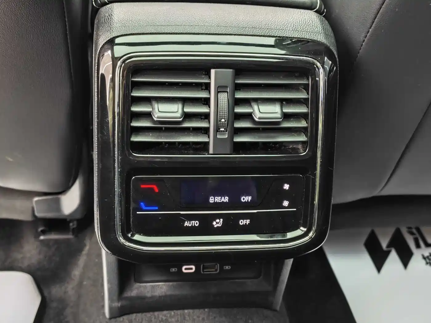 Volkswagen Passat 2023 330TSI Elite Edition фото 18
