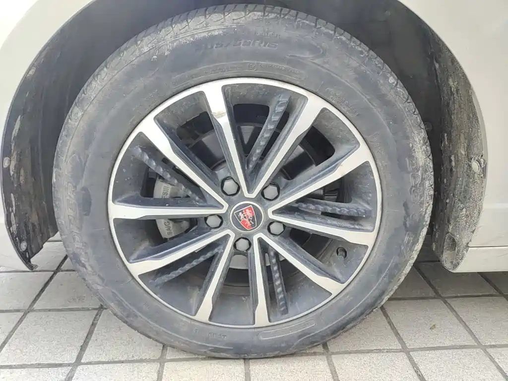 Фото 23 - Roewe i5