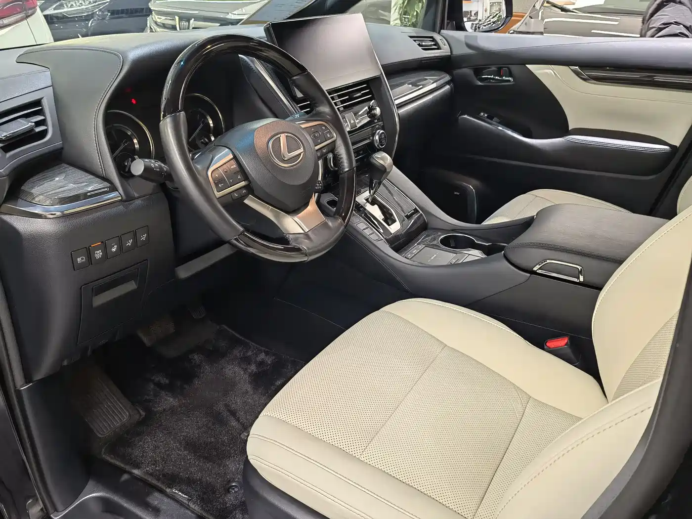 Lexus LM 2020 300h Seven-Seater Elegance Edition фото 8