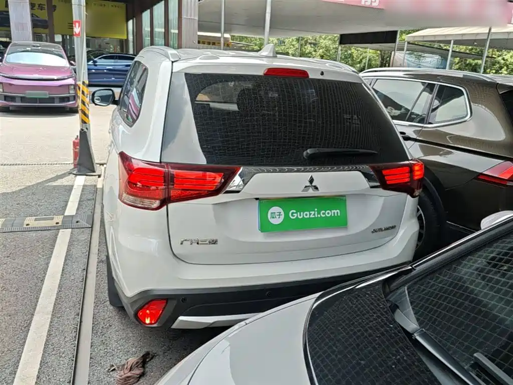 MITSUBISHI OUTLANDER