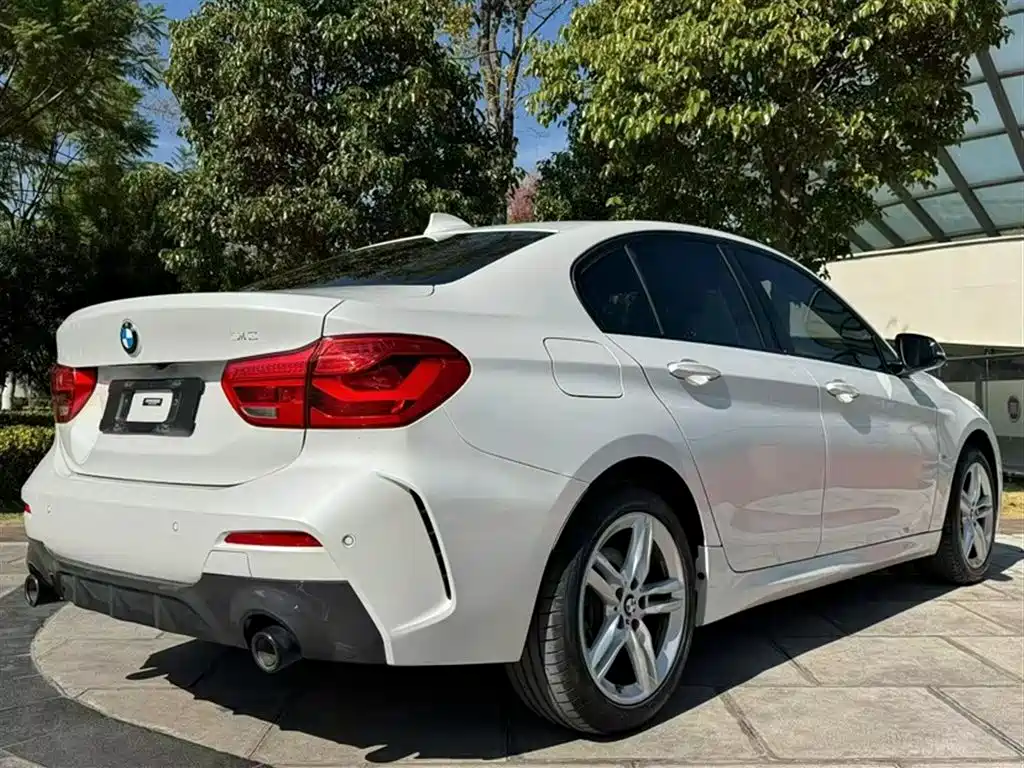 BMW 1 Series 2021 120i M Sport Shadow Edition фото 5