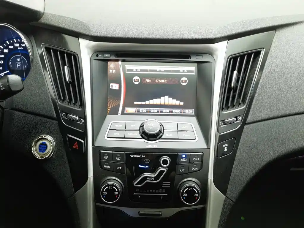 Photo 12 - Hyundai Sonata