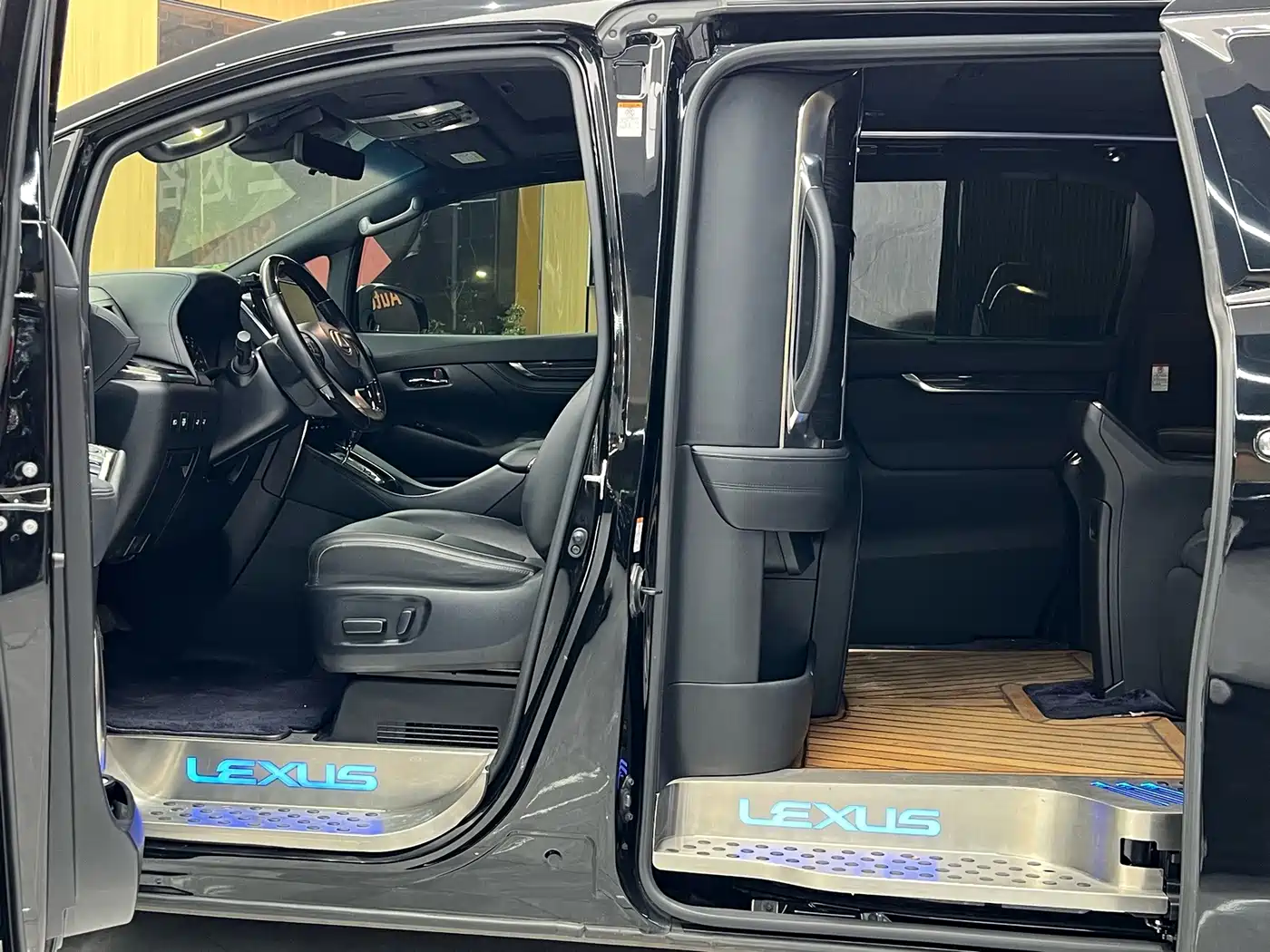 Lexus LM 2020 2020 300h 4-Seat Imperial Edition