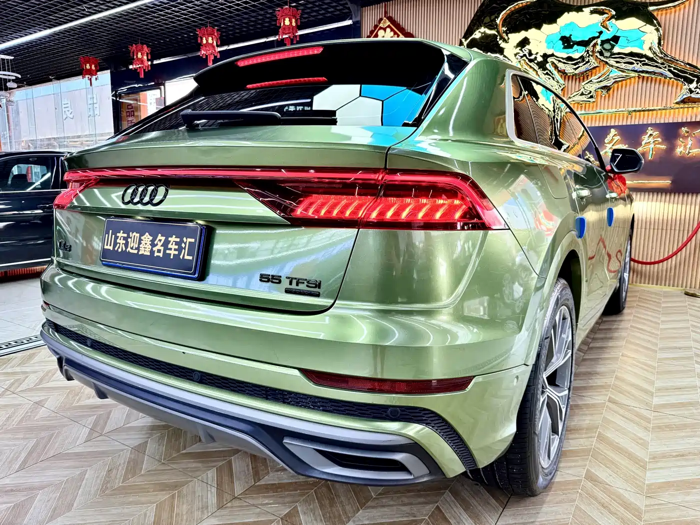 Фото 18 - Audi Q8