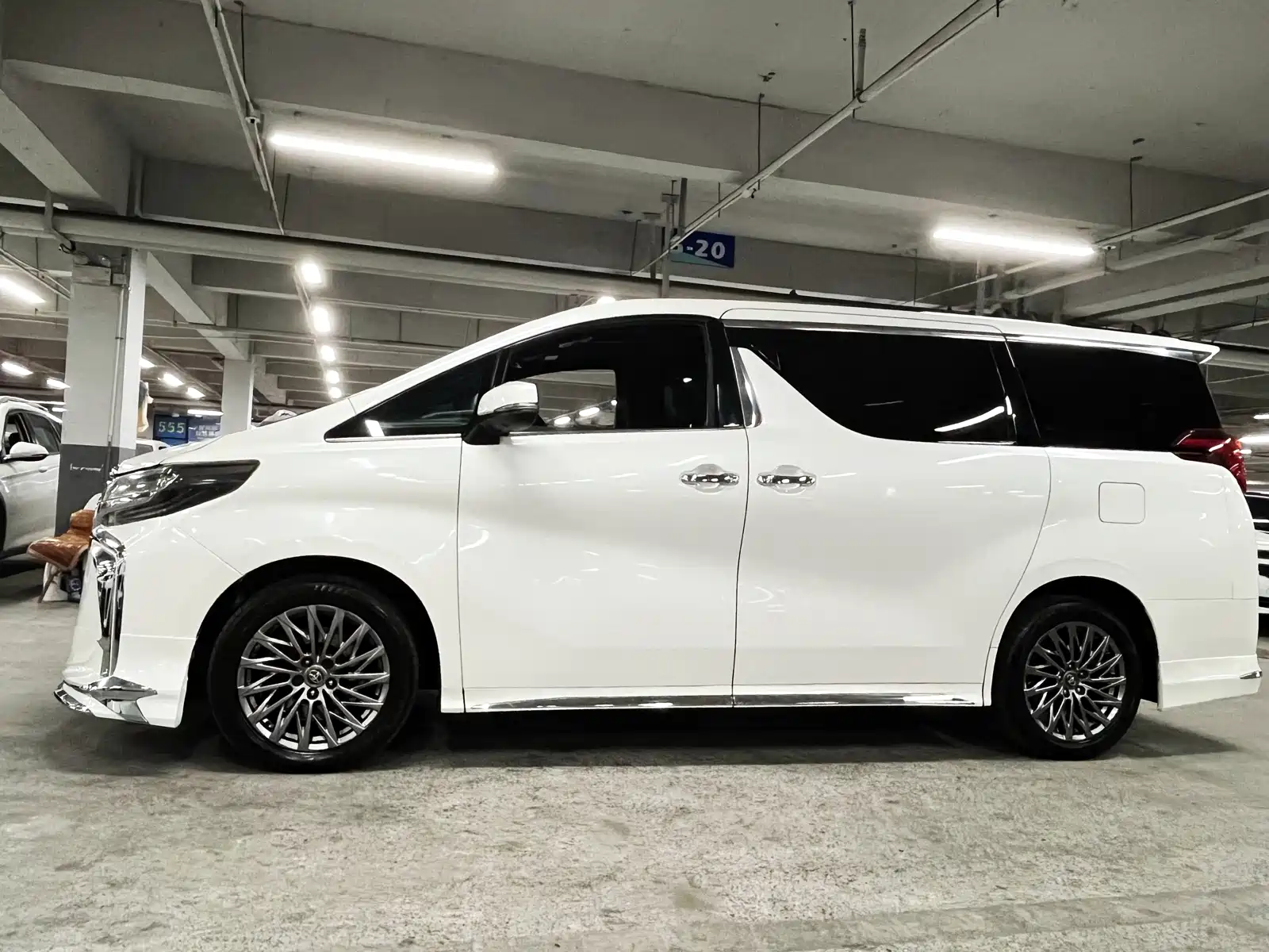 Photo 7 - Toyota Alphard