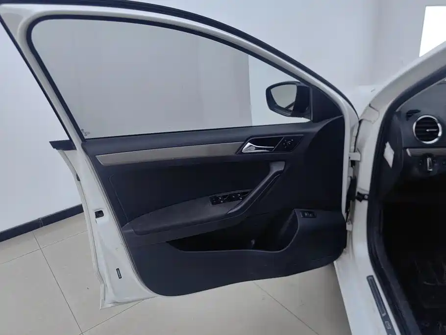 Photo 7 - Volkswagen Jetta