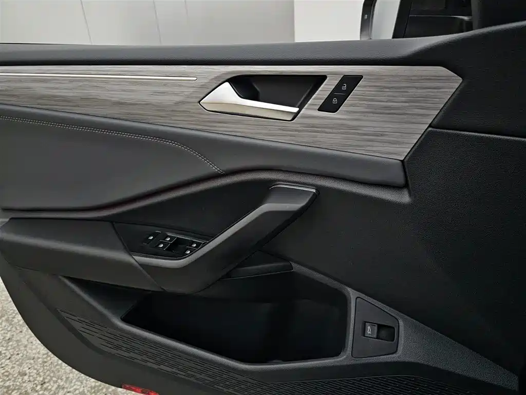 Volkswagen Sagitar 2023 300TSI DSG Surpassing Edition фото 9