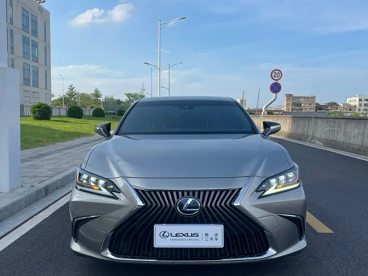 Photo 2 - Lexus ES