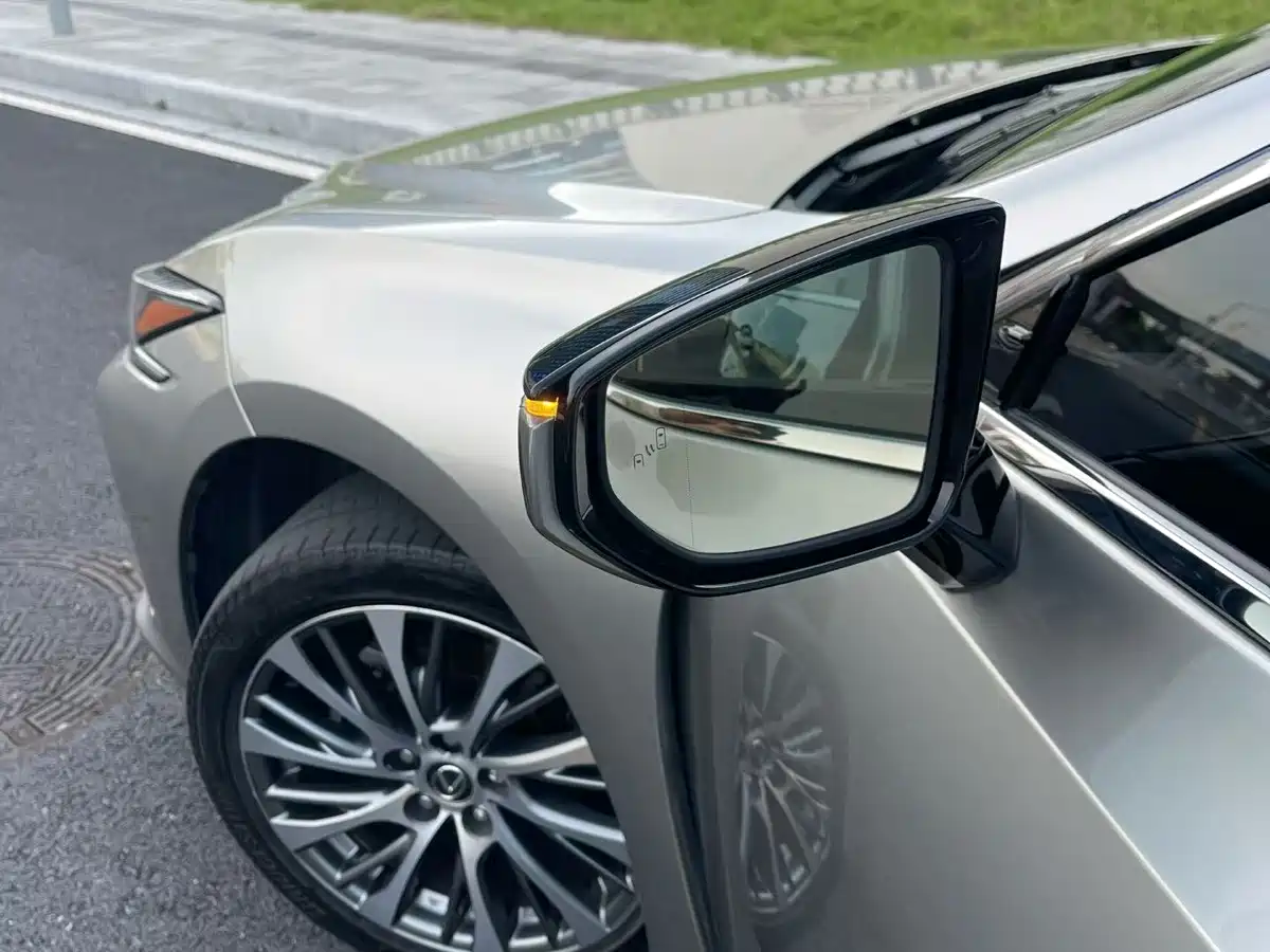 Photo 9 - Lexus ES