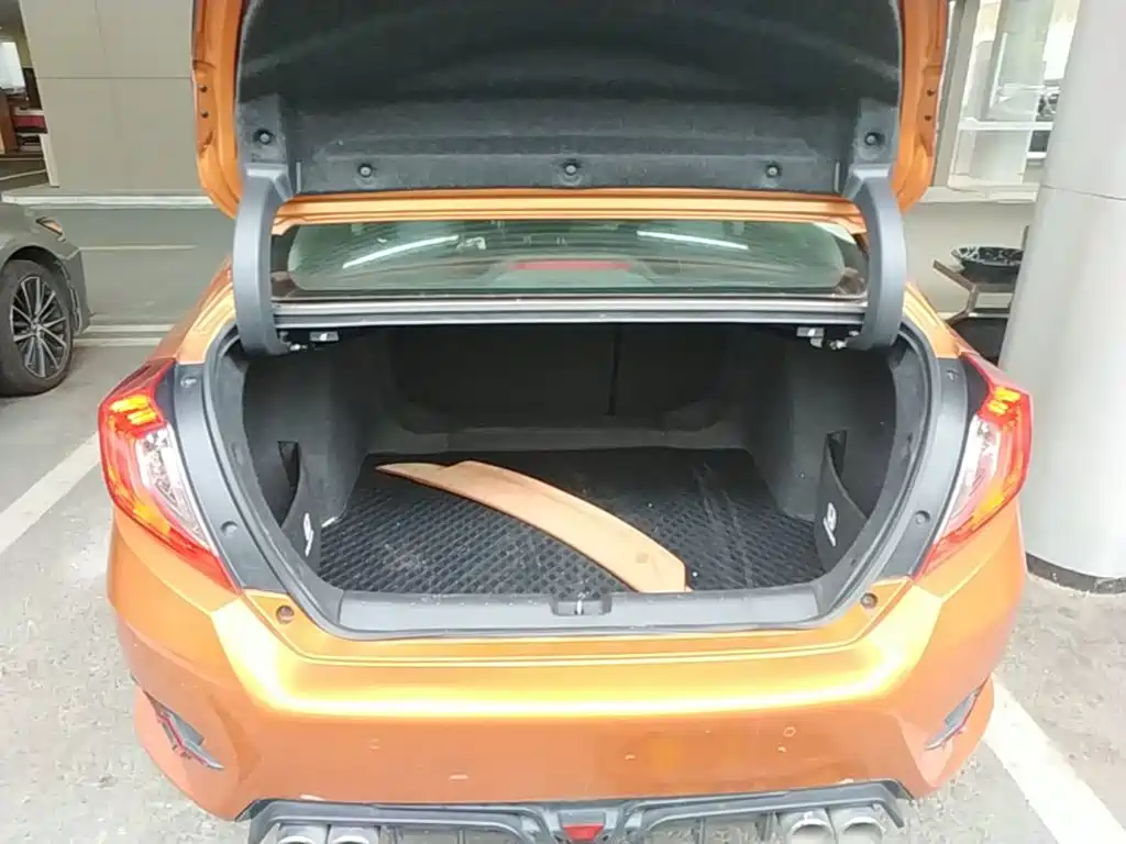 Фото 24 - Honda Civic