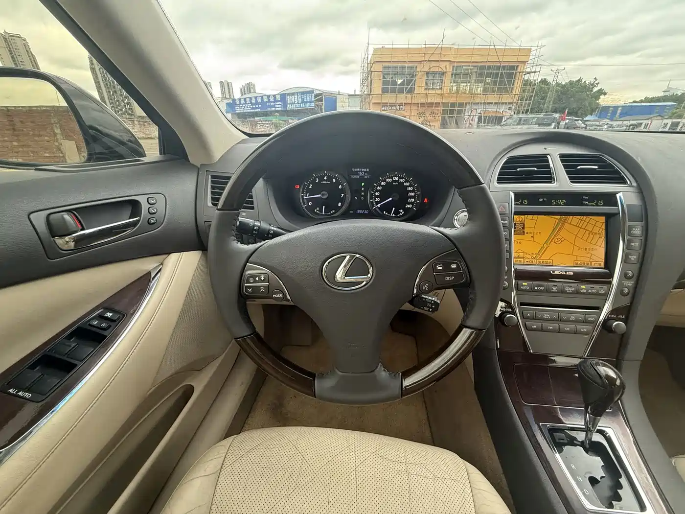 Фото 10 - Lexus ES