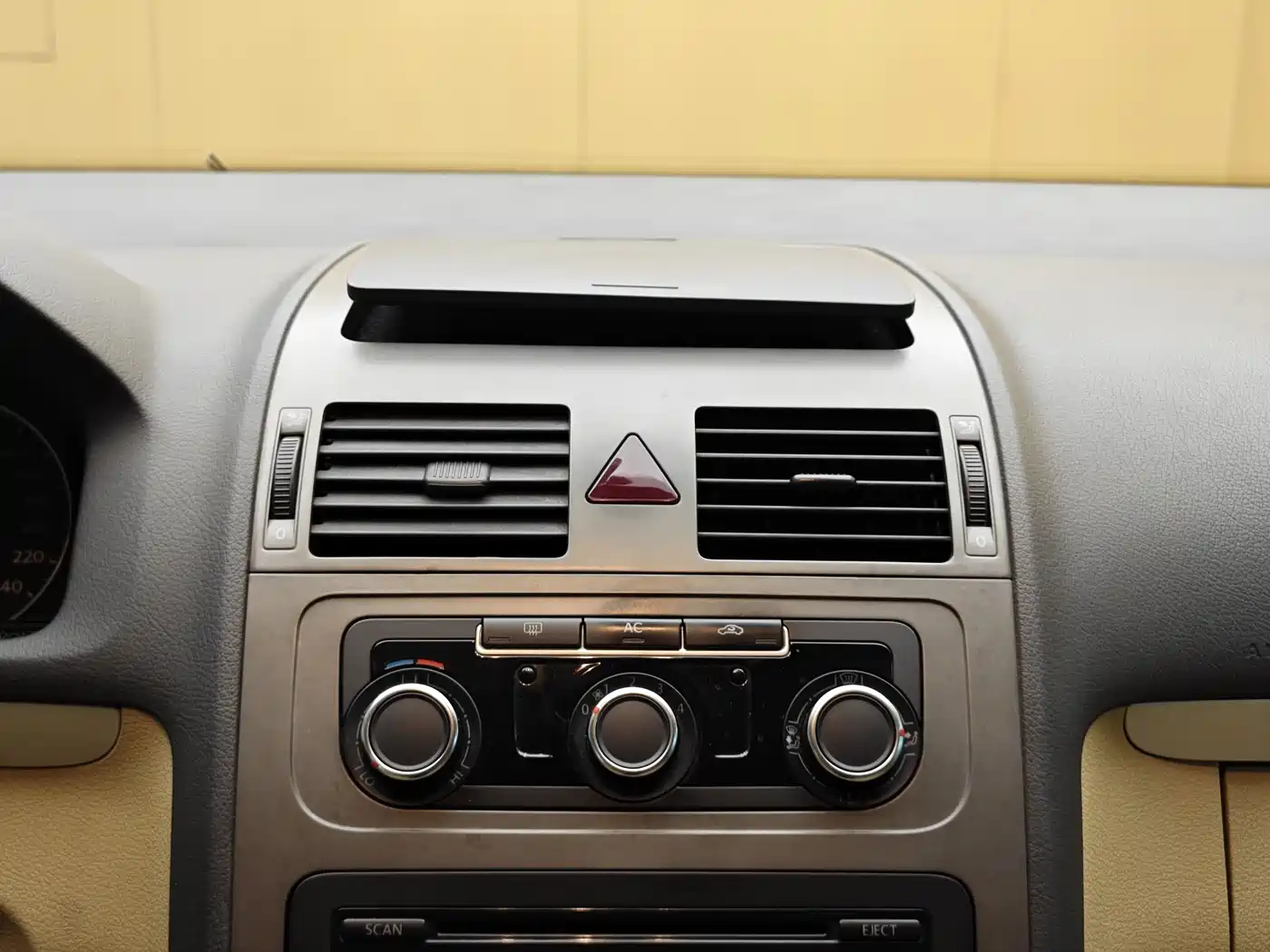 Volkswagen Touran 2011 1.4T Manual Smart Style 5-seater фото 15