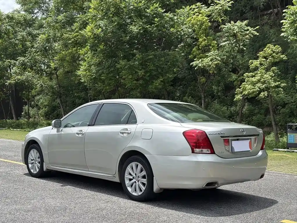 Фото 5 - Toyota Crown