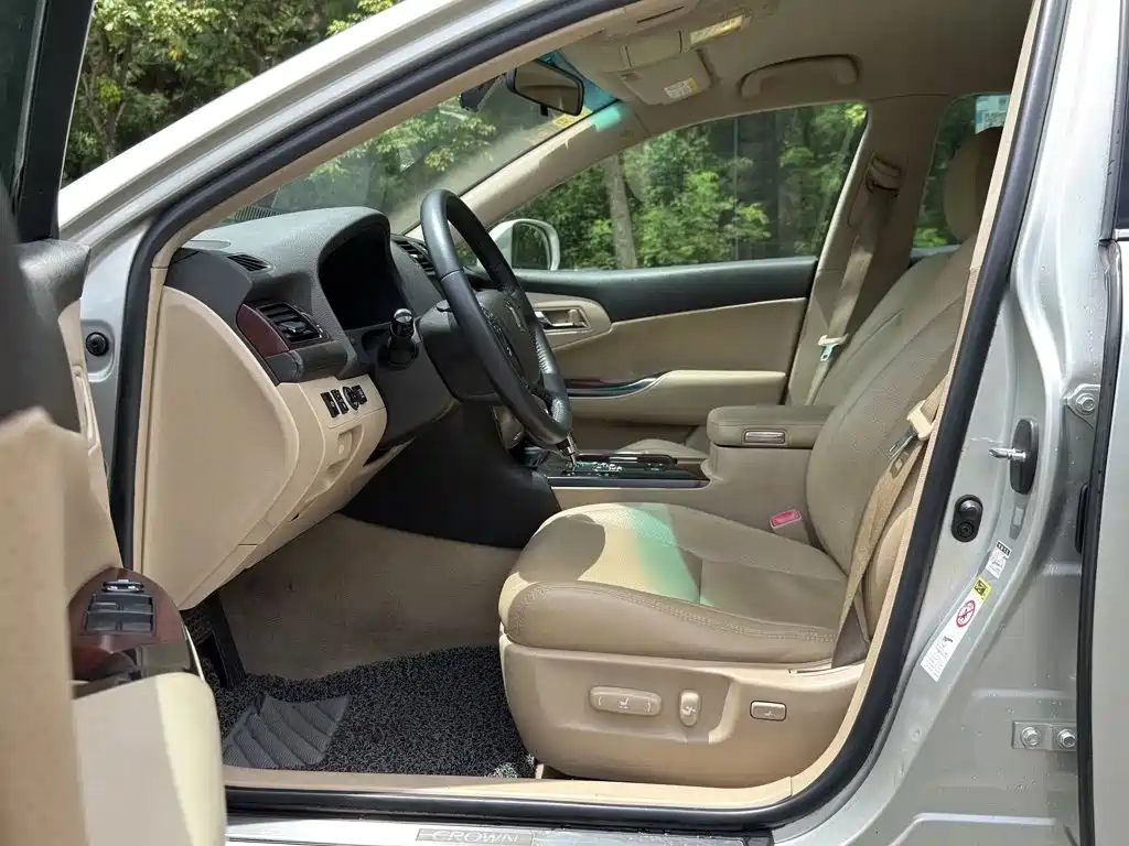 Фото 8 - Toyota Crown