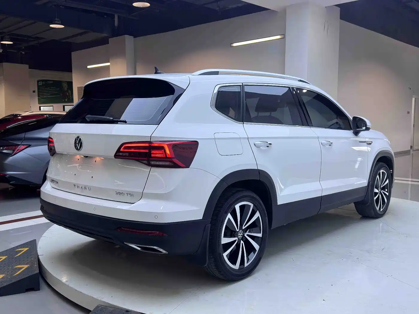 Volkswagen Tharu 2022 280TSI FWD Luxury Edition фото 4
