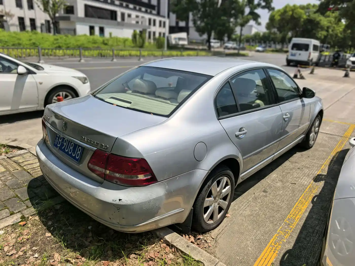 Volkswagen Passat Lingyu 2010 2009 2.0L MFI Automatic Premium