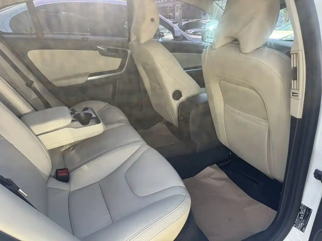 Фото 8 - Volvo S60