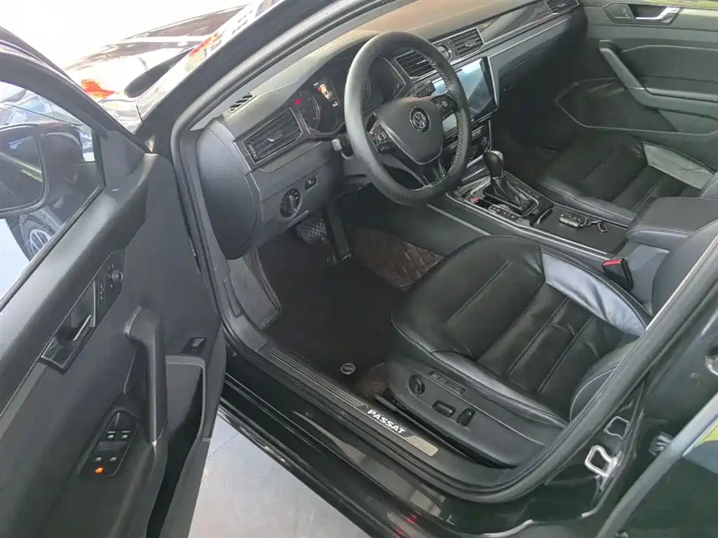 Volkswagen Passat 2016 330TSI DSG Executive Edition фото 16