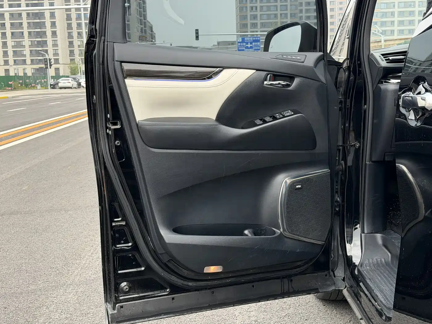 Toyota Vellfire 2019 Hybrid 2.5L HV Premium Edition фото 9