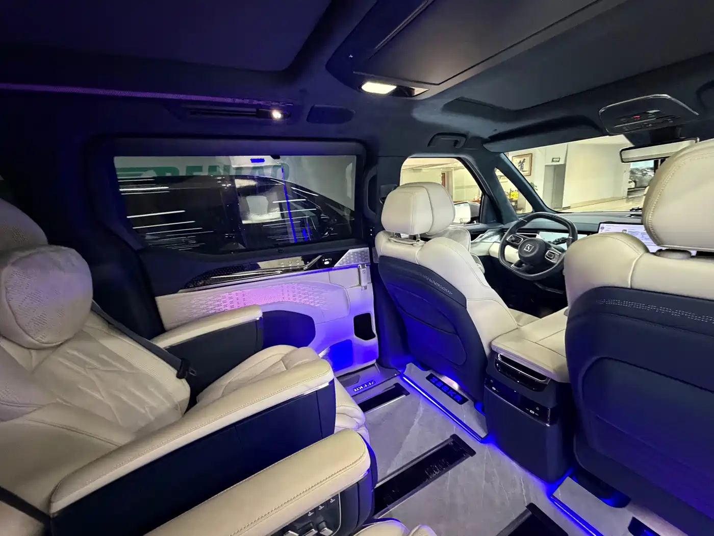 ZEEKR 009 2025 2024 6-seat Executive AWD 108kWh