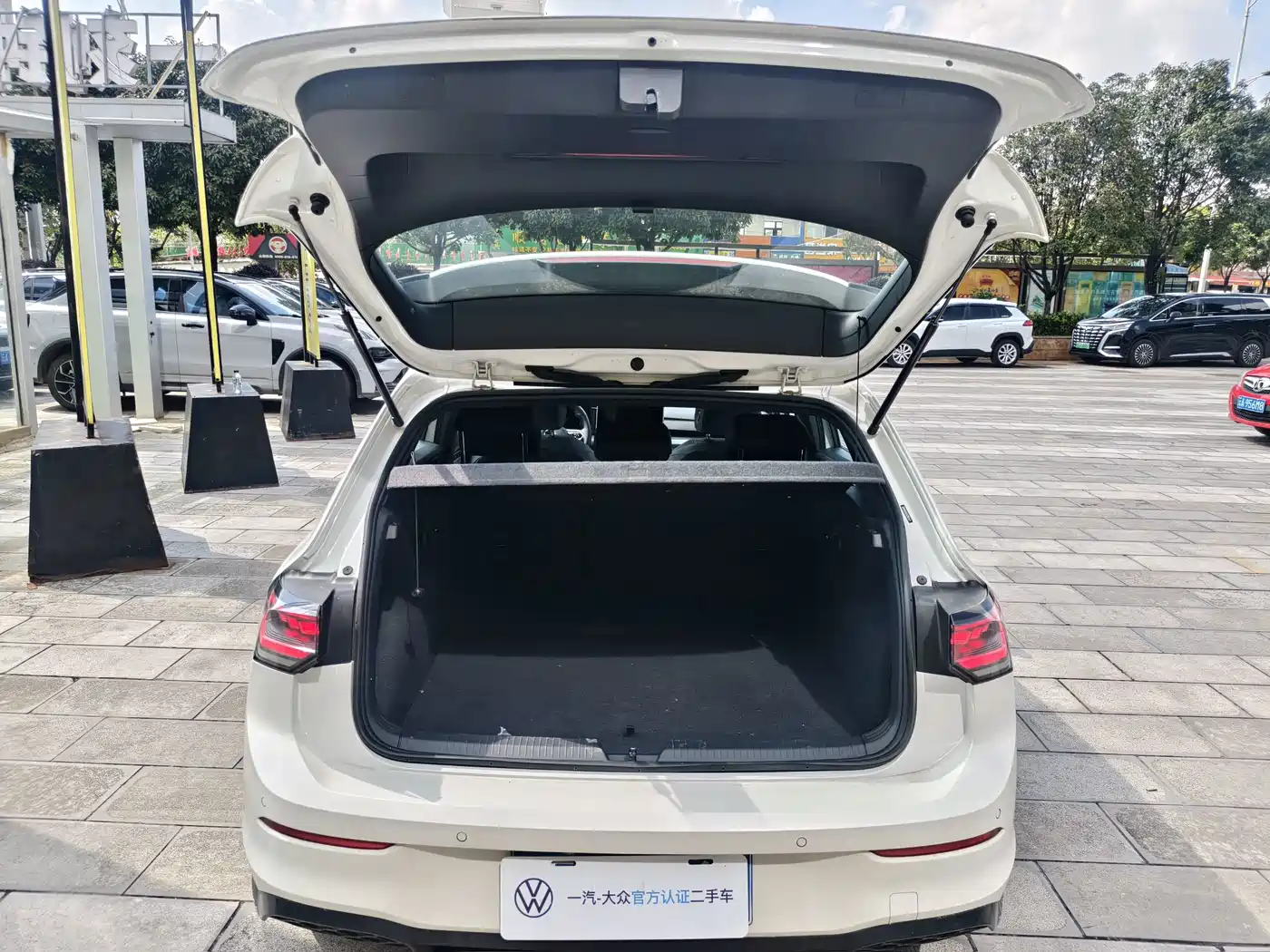 Volkswagen Golf 2025 2025 Facelift 300TSI R-Line