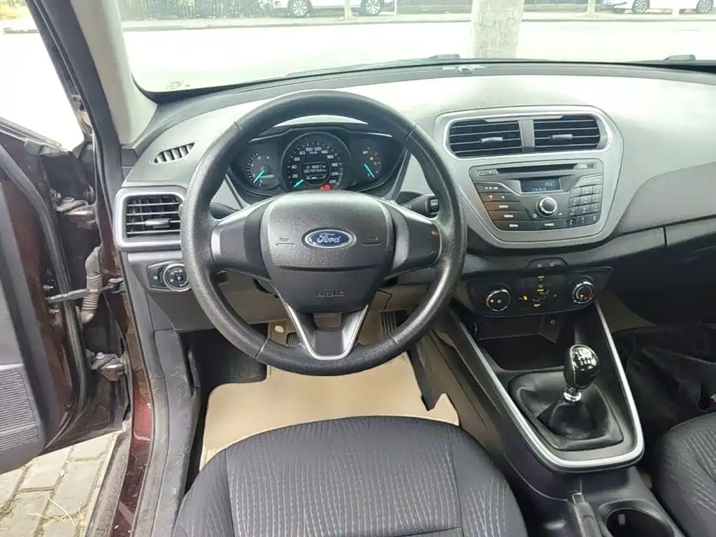 Photo 11 - Ford Escort