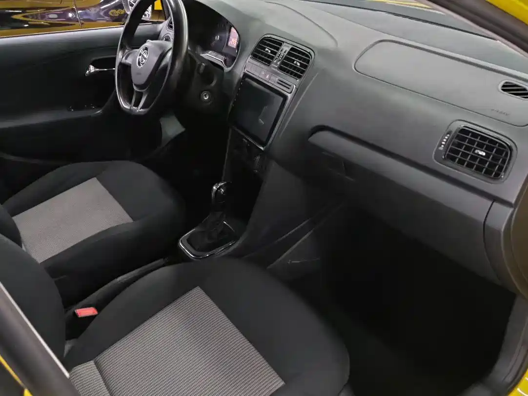 Volkswagen Polo 2016 1.4L Automatic Trend фото 5
