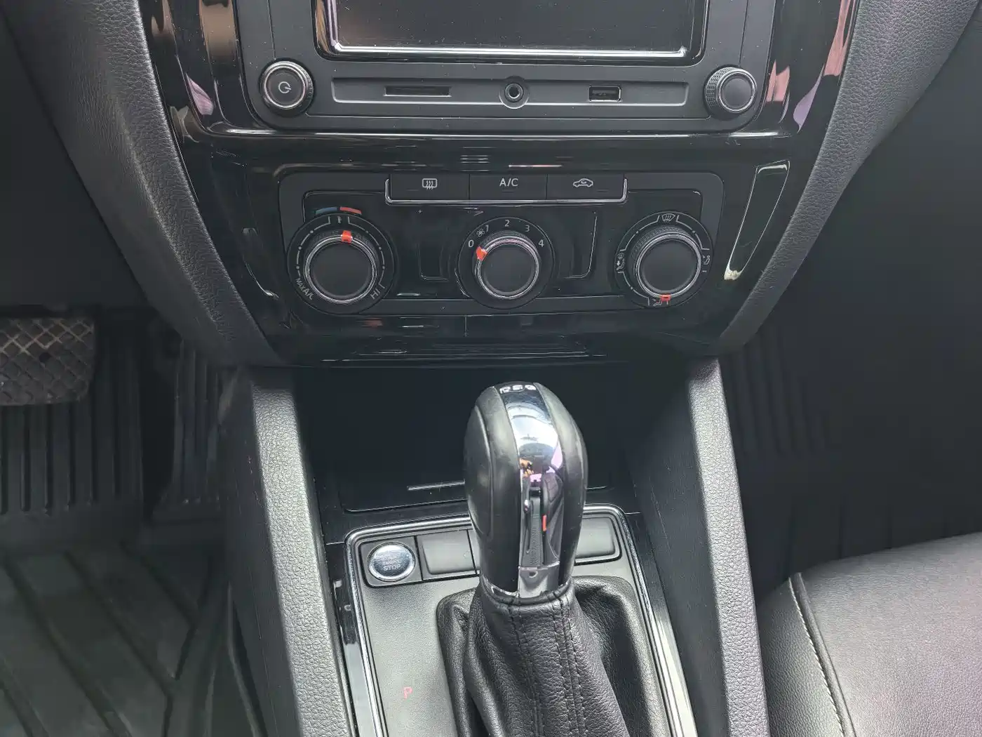 Volkswagen Sagitar 2018 280TSI DSG Spark Edition фото 9