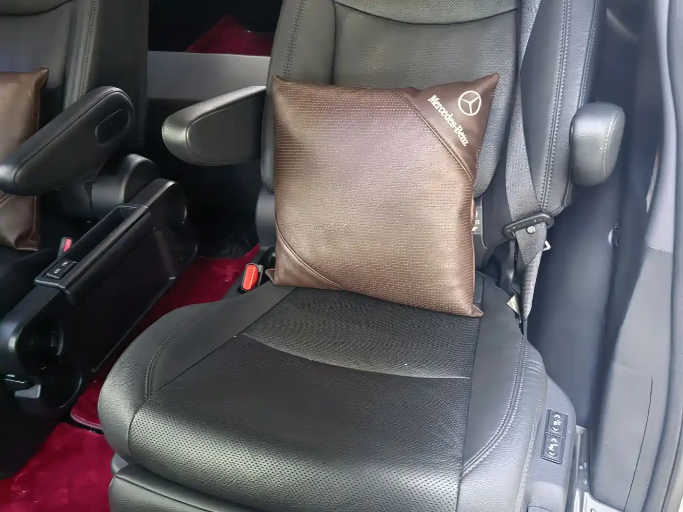Toyota Sienna 2023 2.5L Hybrid Luxury Welfare Edition фото 13