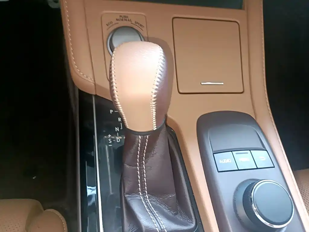 Photo 14 - Lexus ES