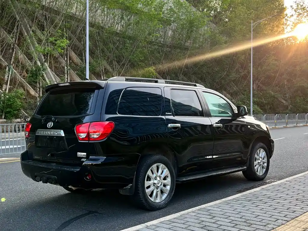 Toyota Sequoia 2010 5.7 Platinum Edition фото 16