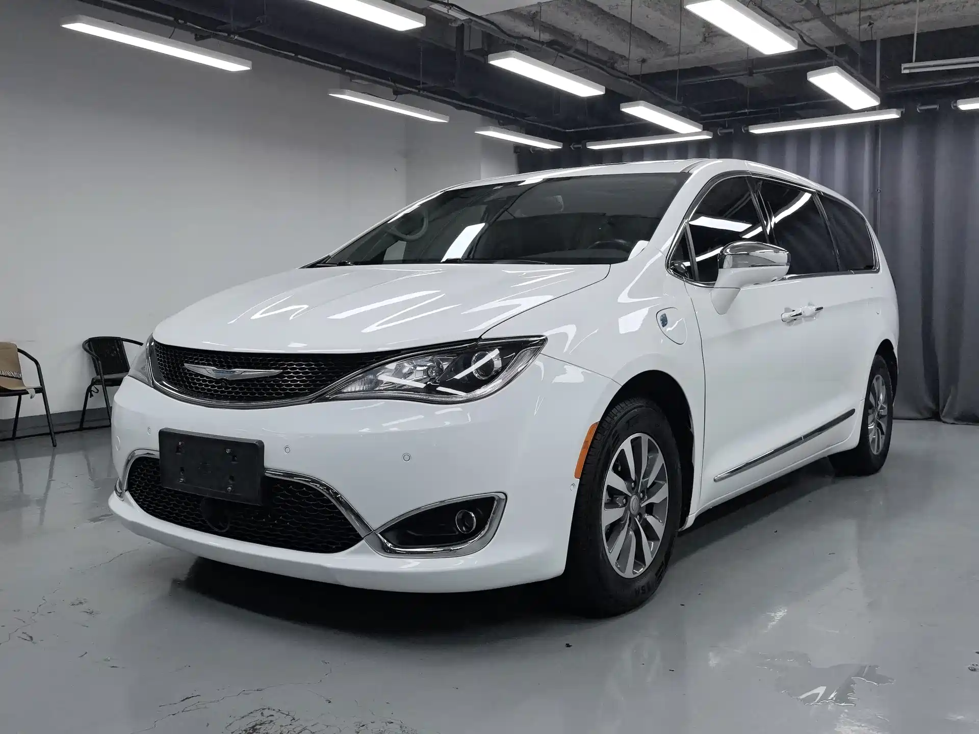 Фото 1 - Chrysler Pacifica PHEV