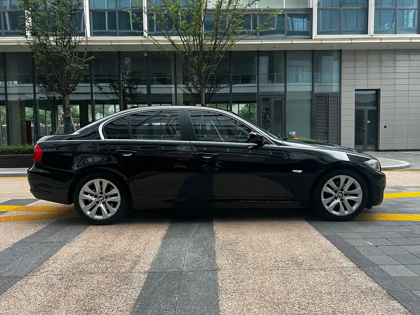 BMW 3 Series 2010 2011 320i Luxury