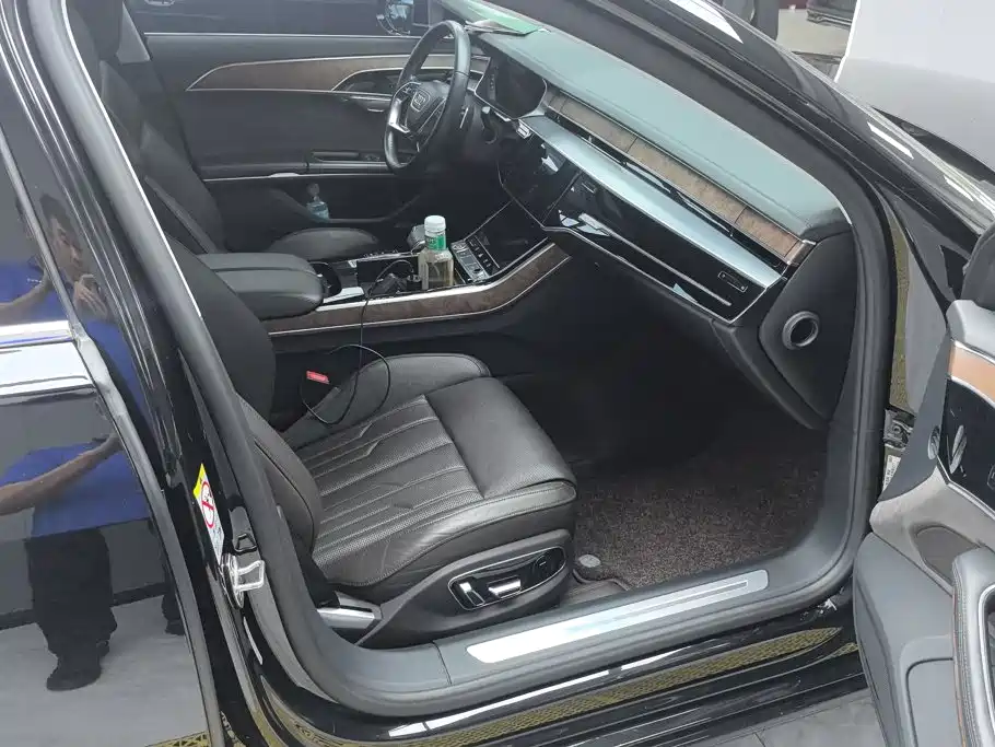 Photo 8 - Audi A8