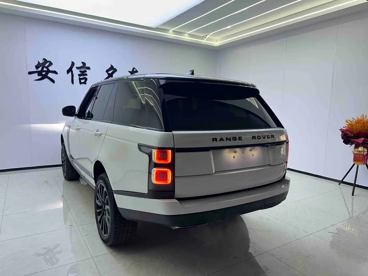 Land Rover Range Rover 2018 3.0 SC V6 Golden Age Edition фото 8