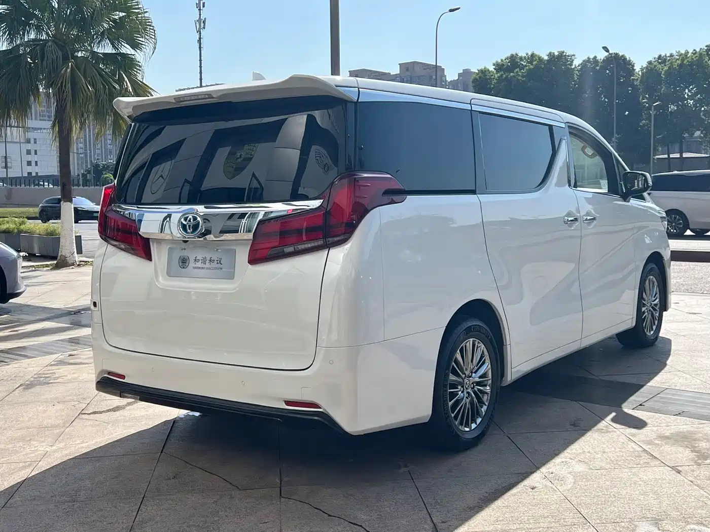 Toyota Alphard 2020 Hybrid 2.5L Premium Edition фото 13
