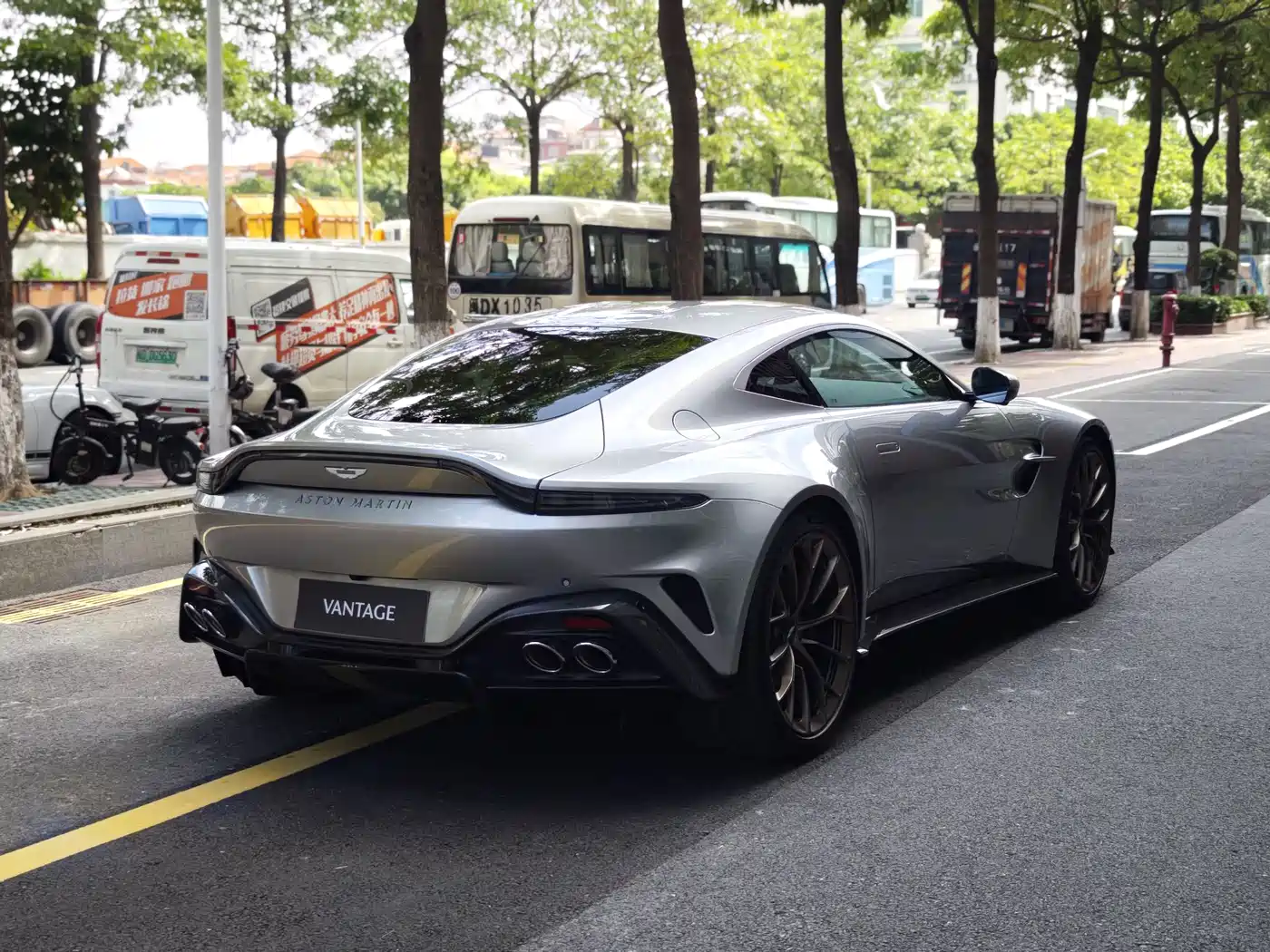 ASTON MARTIN V8 VANTAGE