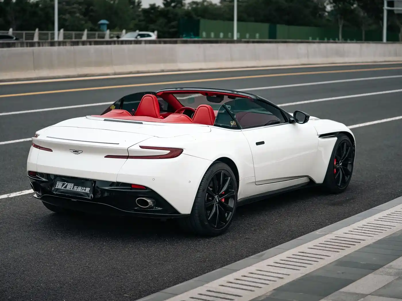Aston Martin DB11 2019 4.0T V8 Volante фото 4