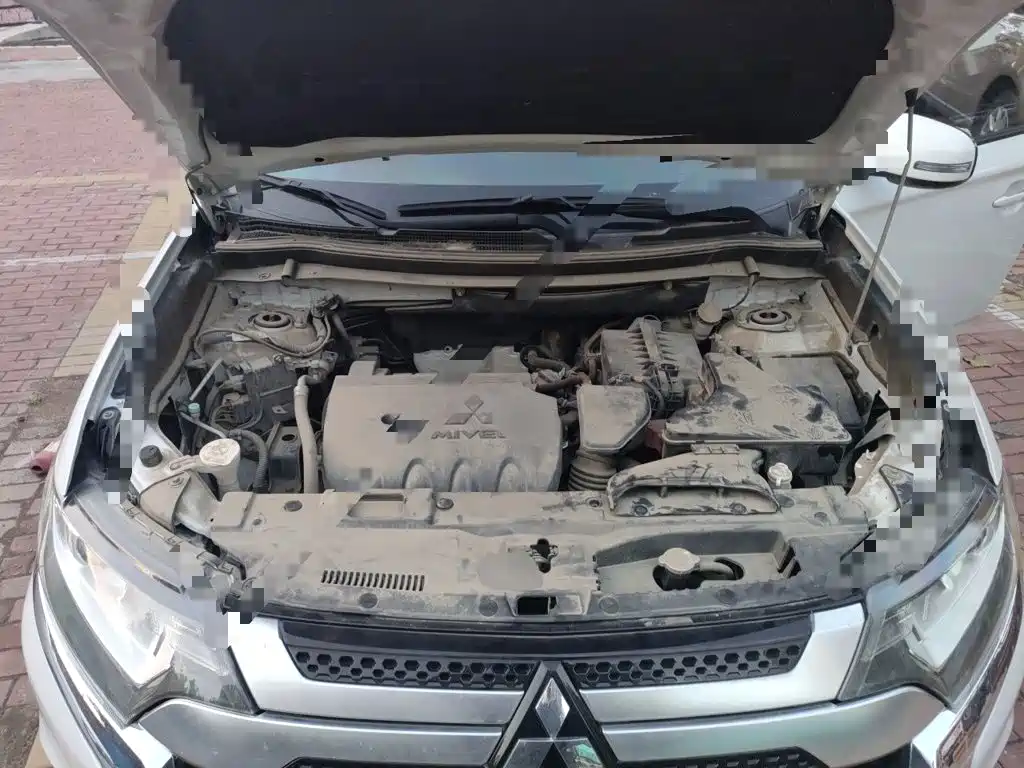 Photo 11 - Mitsubishi Outlander