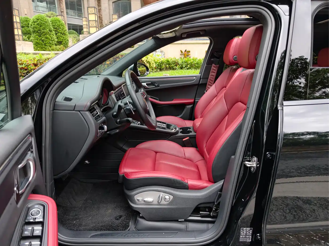 PORSCHE MACAN