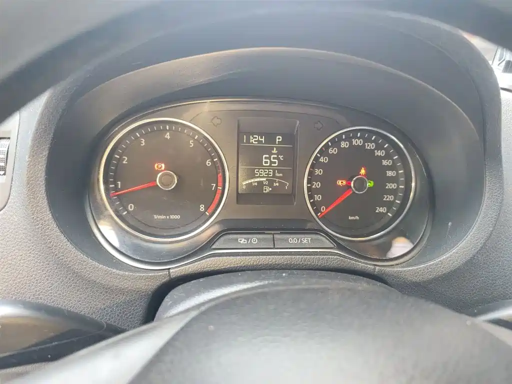 Volkswagen Polo 2014 1.6L Automatic Comfort Edition фото 5