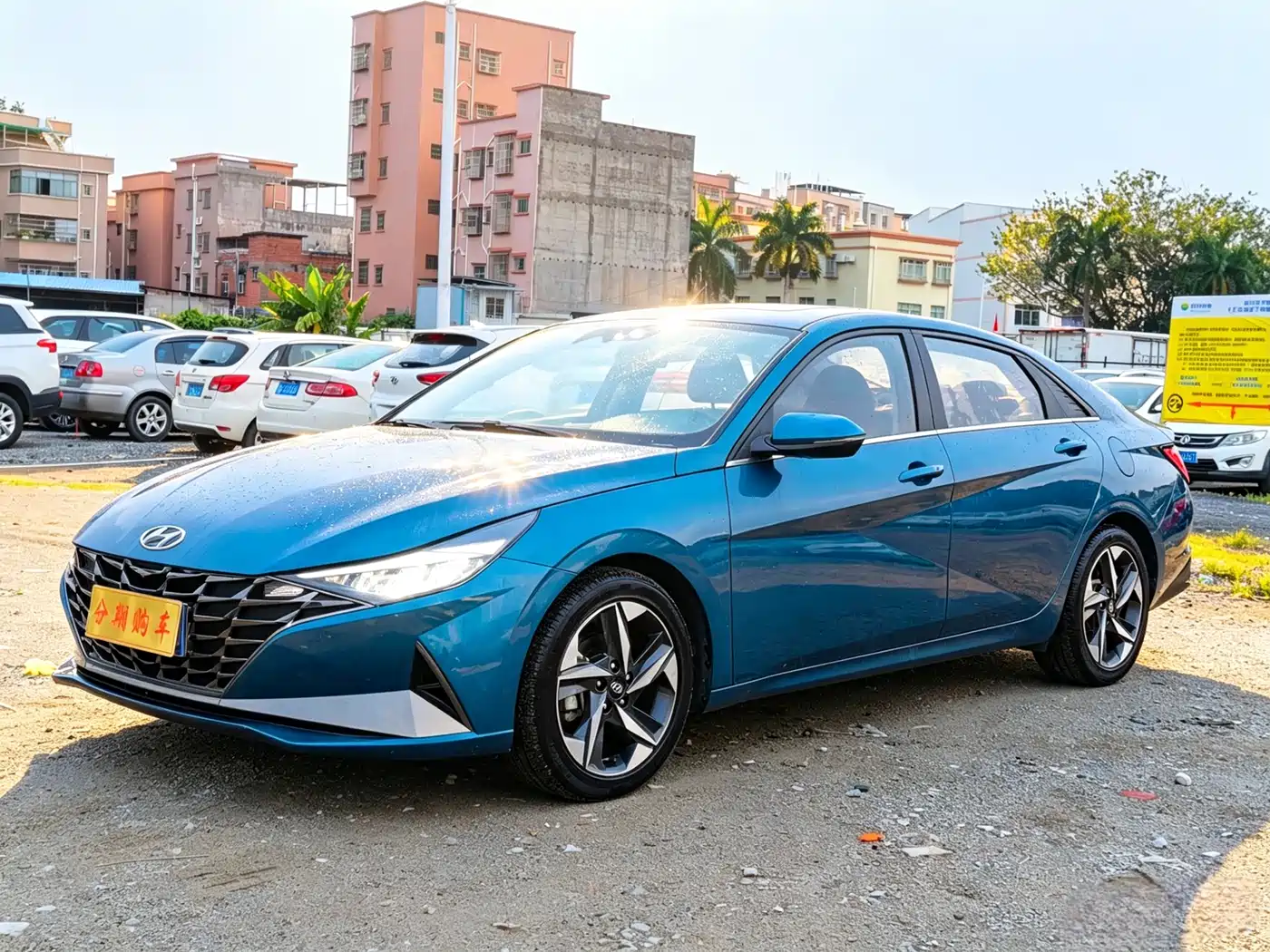 Hyundai Elantra 2022 1.5L CVT LUX Premium Edition фото 2